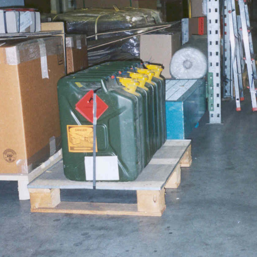 Перевозка бензина в канистрах