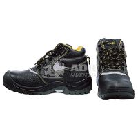 Рабочие ботинки с металлической вставкой на носке и защитой от проколов и порезов